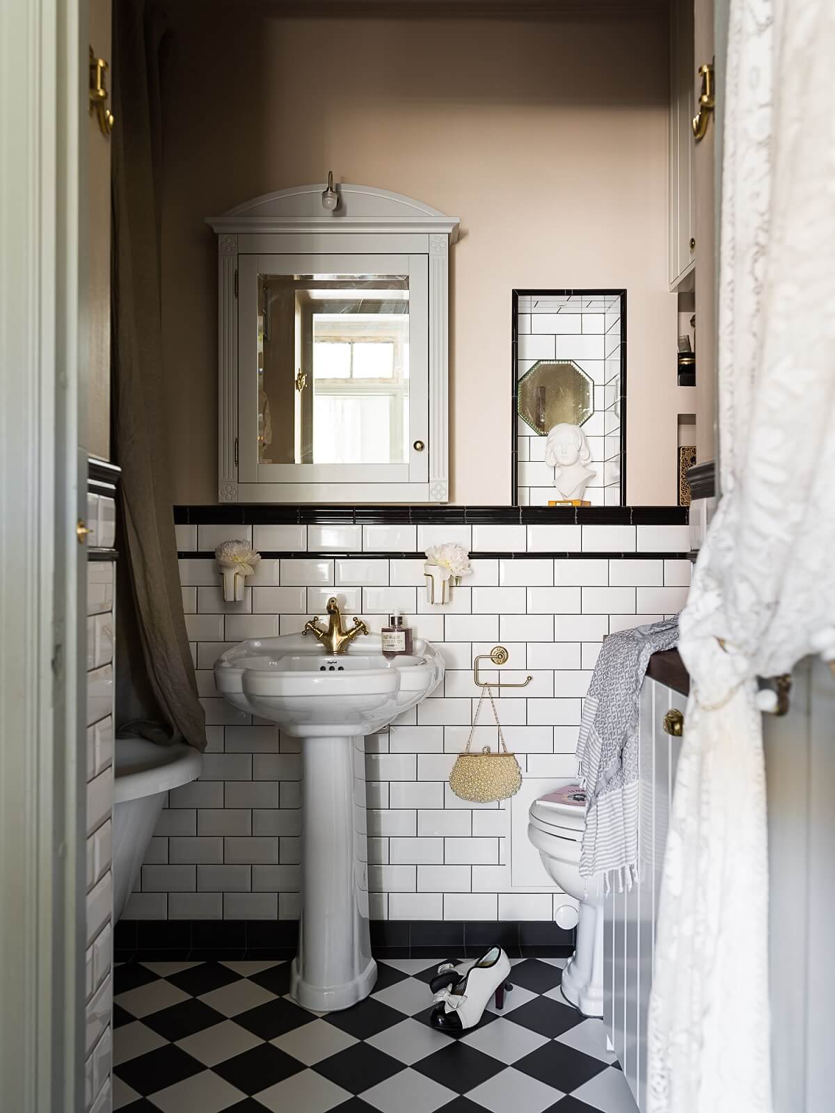 A Romantic Vintage Apartment in Stockholm 18 romantic vintage apartment stockholm nordroom12 A Romantic Vintage Apartment in Stockholm