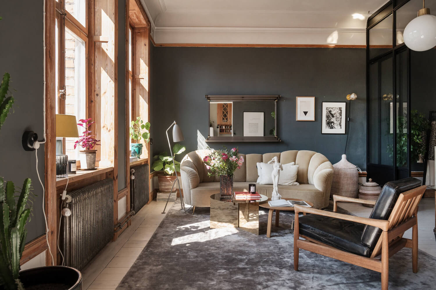 Behr Color of the Year 2024: Cracked Pepper 20 dark gray walls exposed wood living room