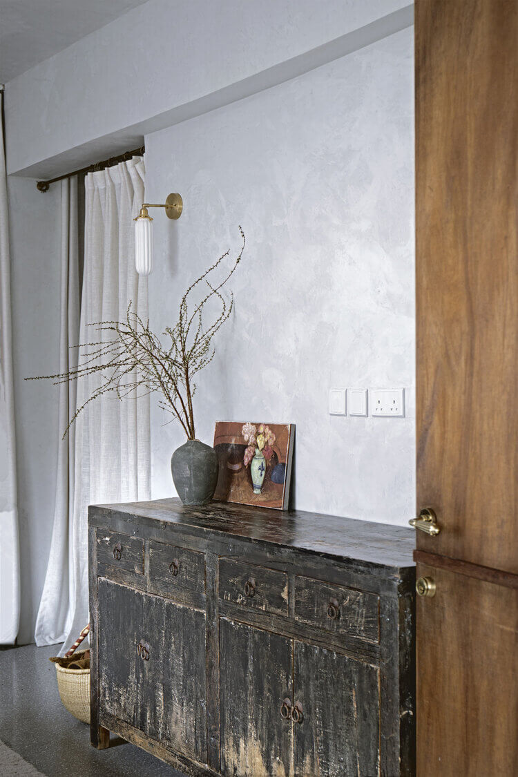Mandy Lee's Serene Apartment in Hong Kong with a Moody Kitchen 10 ASereneApartmentinHongKongwithaDramaticKitchen TheNordroom9 Mandy Lee's Serene Apartment in Hong Kong with a Moody Kitchen