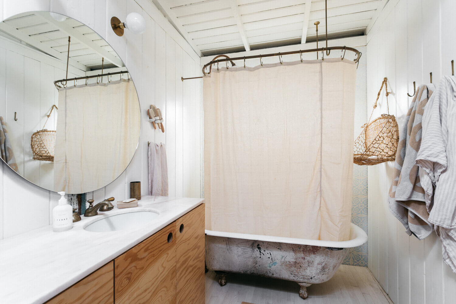 A Serene and Light Vintage Cabin in Topanga Canyon 9 serene vintage cabin topanga canyon nordroom8 A Serene and Light Vintage Cabin in Topanga Canyon