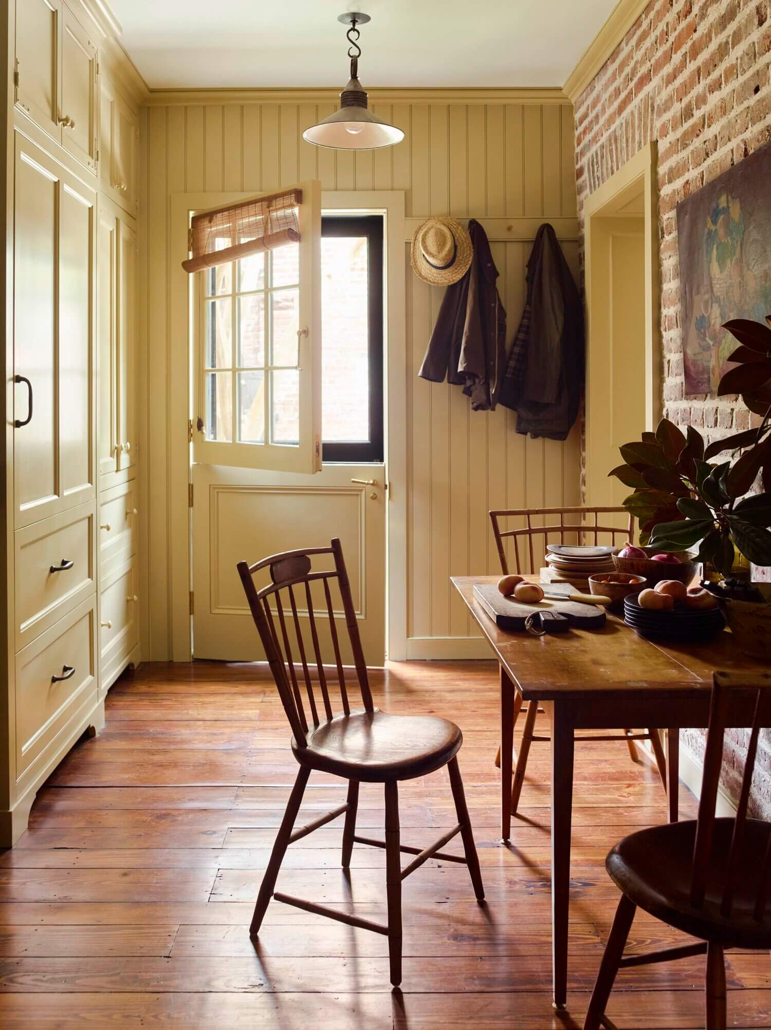 A Beautiful 19th-Century Carriage House Restoration in Charleston 3 19th century carriage house restoration charleston nordroom2 A Beautiful 19th-Century Carriage House Restoration in Charleston