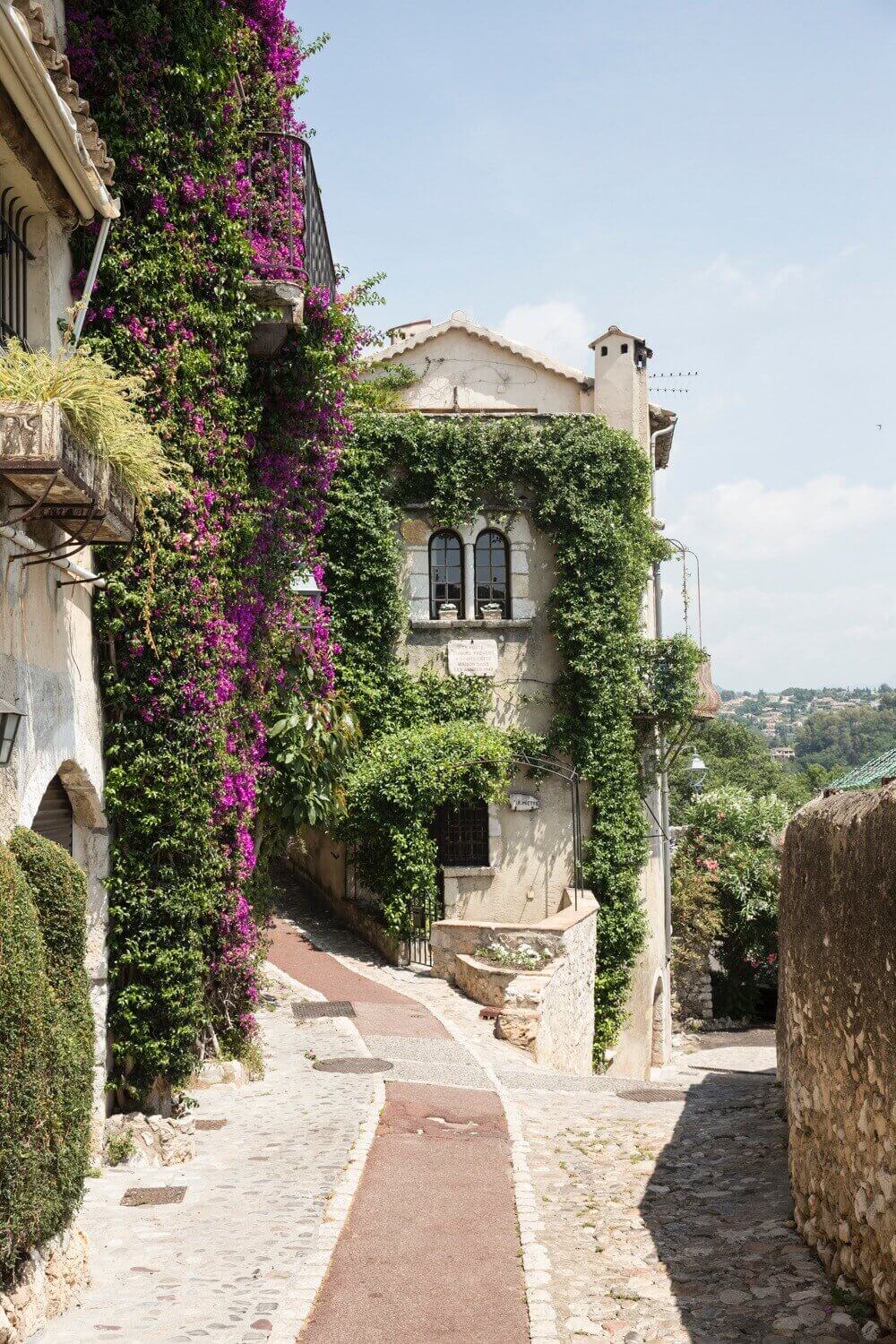 A Stunning Provence Airbnb in a Poet's 12th-Century Apartment 1 12th century provence airbnb apartment nordroom A Stunning Provence Airbnb in a Poet's 12th-Century Apartment