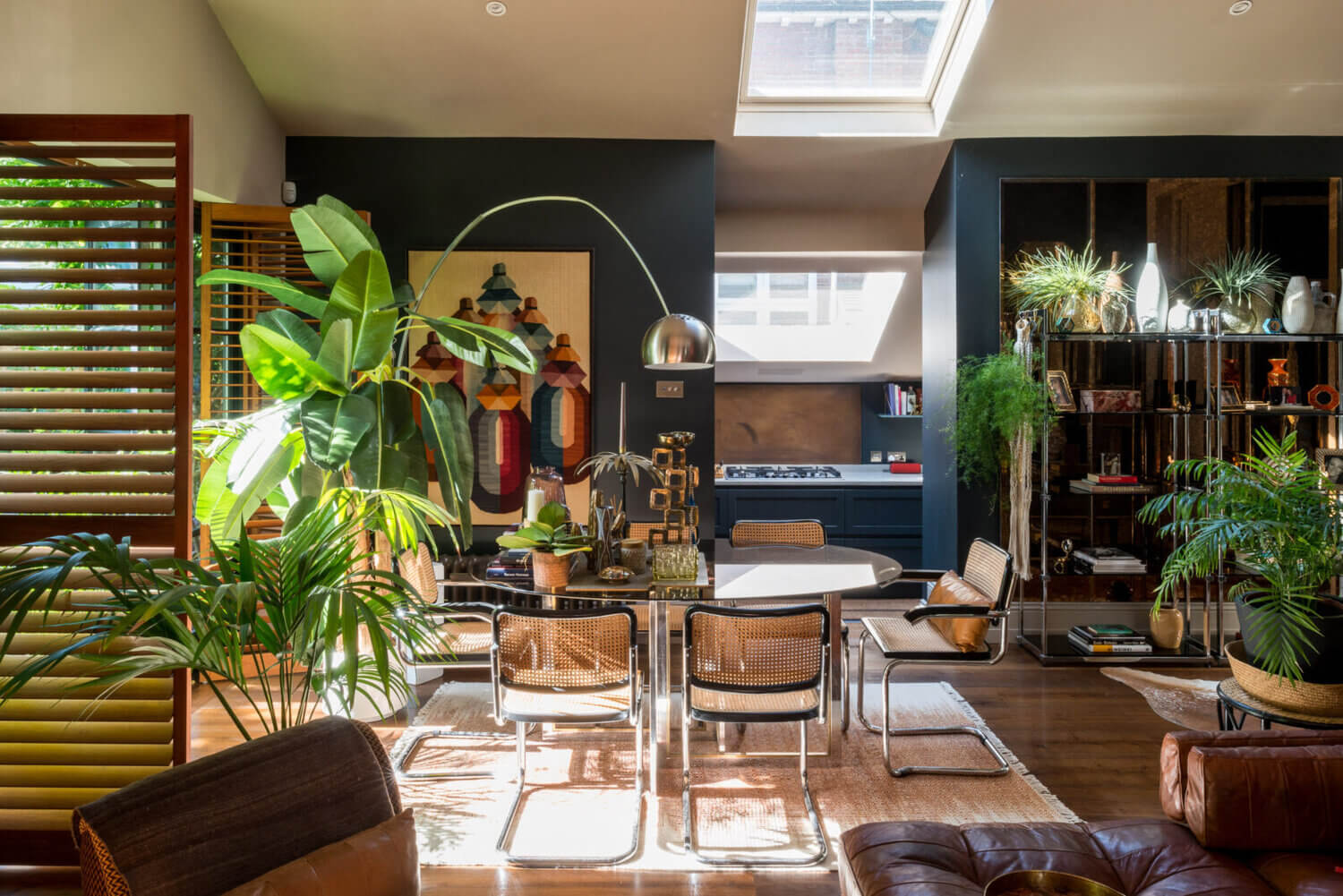 A Warm Luxurious London Apartment in Natural Color Tones 1 luxurious london apartment natural colors nordroom A Warm Luxurious London Apartment in Natural Color Tones