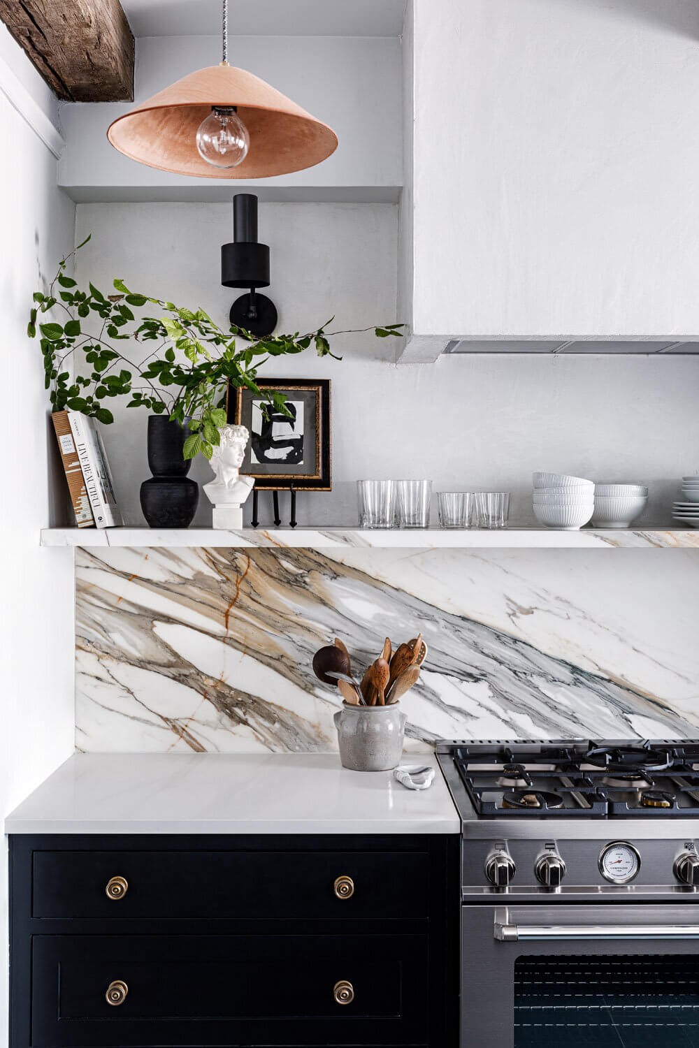 A Monochrome New York Apartment with Parisian Vibe 9 monochrome new york apartment paris vibe nordroom8 A Monochrome New York Apartment with Parisian Vibe