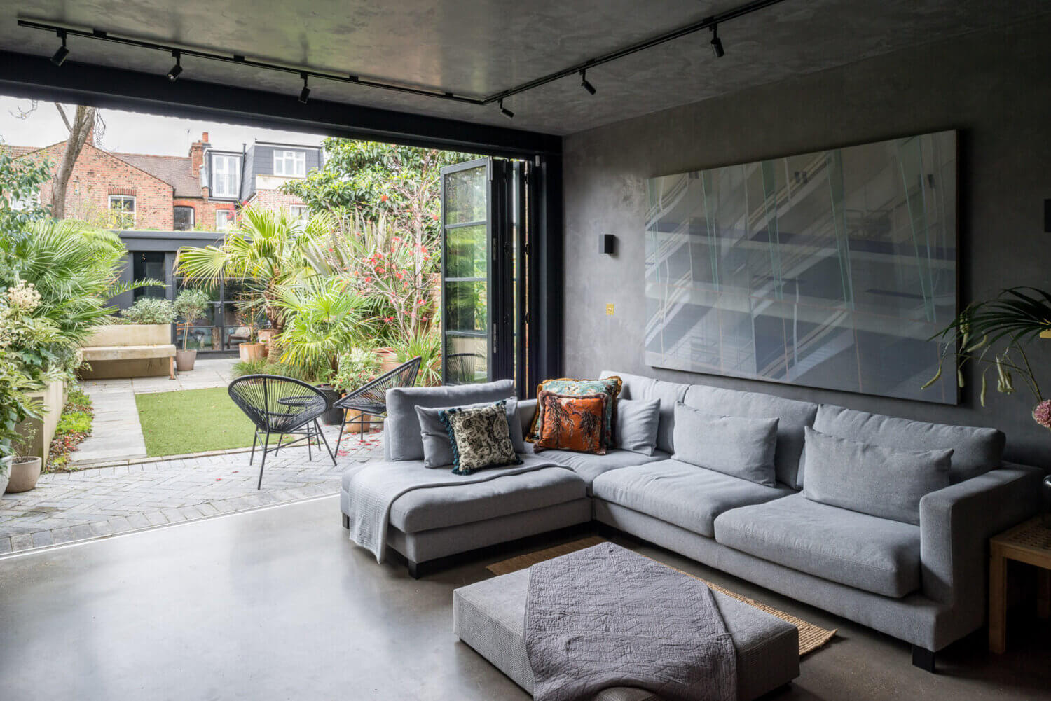 A Black Industrial Look With A Hint Of Pink In A London Townhouse 6 black industrial townhouse london nordroom5 A Black Industrial Look With A Hint Of Pink In A London Townhouse