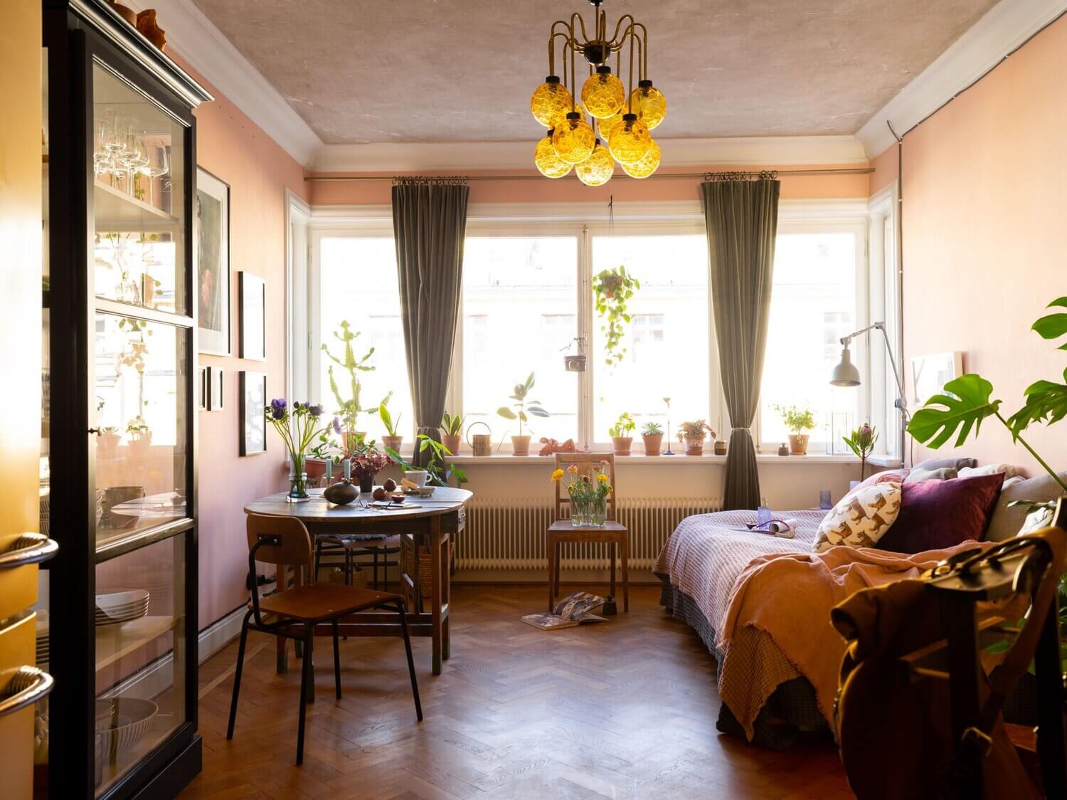 Best of 2021: Studio & Loft Apartments 16 pink-studio-apartment-grey-kitchen-nordroom