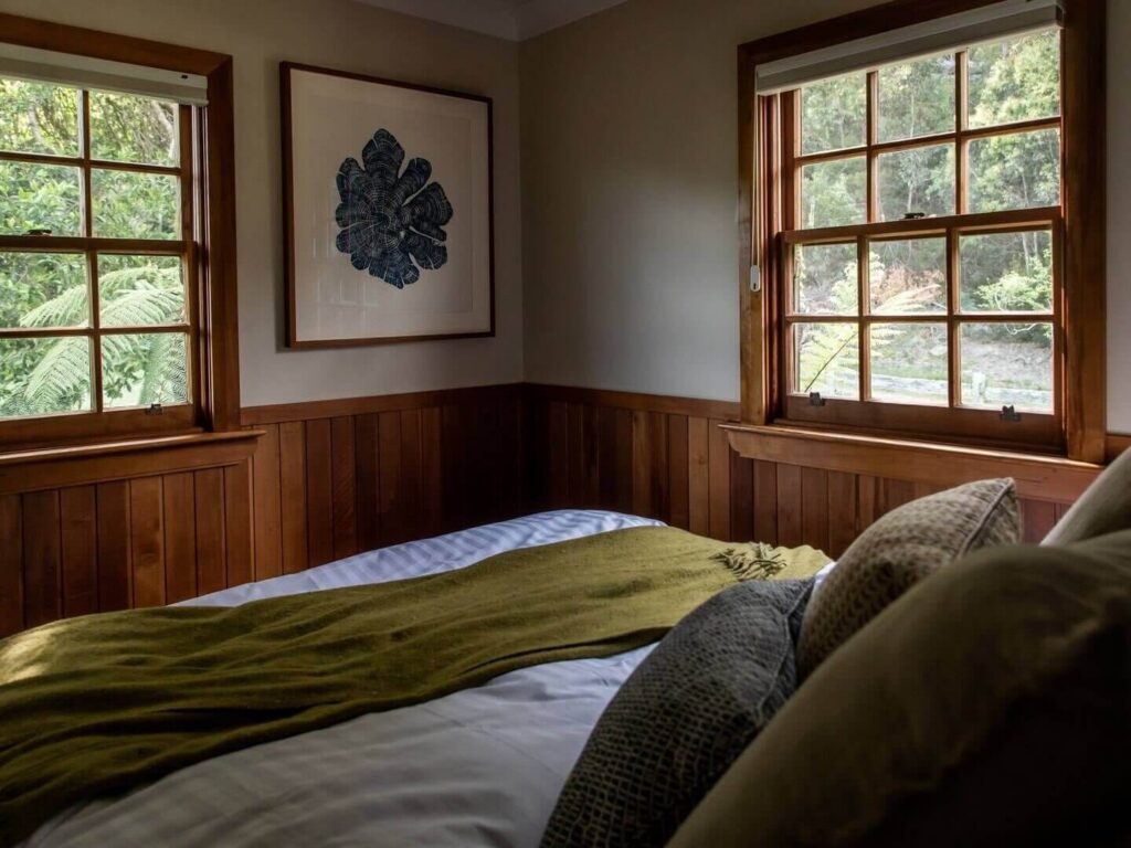 20 Stylish and Peaceful Holiday Cottages in Tasmania 33 hand-built-eco-luxe-cottage-tasmania-nordroom