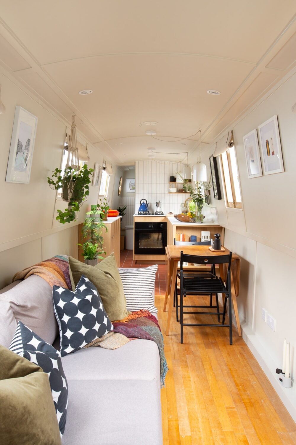 A Narrow but Stylish Houseboat in London 2 narrow-houseboat-london-nordroom