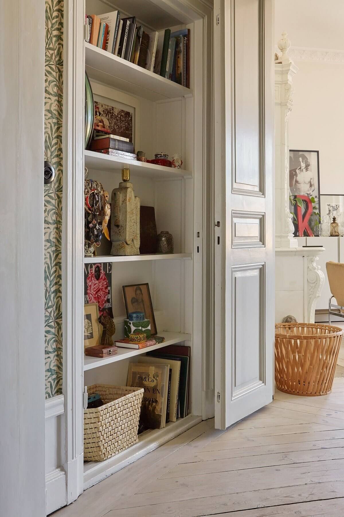 A Light and Charming Scandinavian Apartment 12 scandinavian-apartment-built-in-bookshelves-nordroom