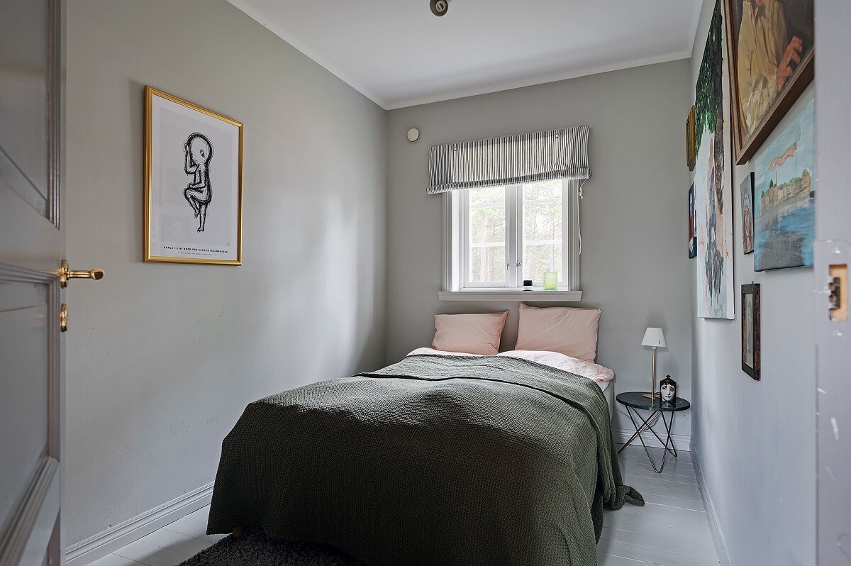 The Colorful Home of Artist Bobo Wallmansson 15 serene-grey-bedroom-colorful-home-bobo-wallmansson-nordroom