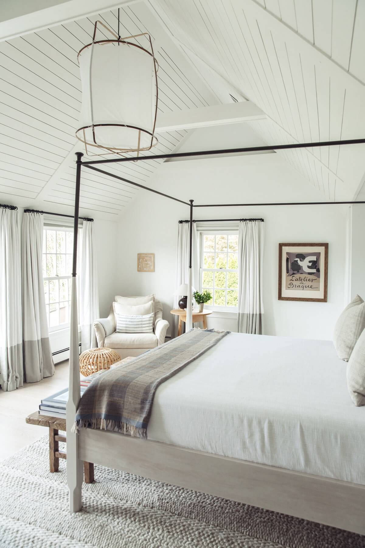 bedroom-canopy-bed-wooden-ceiling-light-grey-accents-nordroom