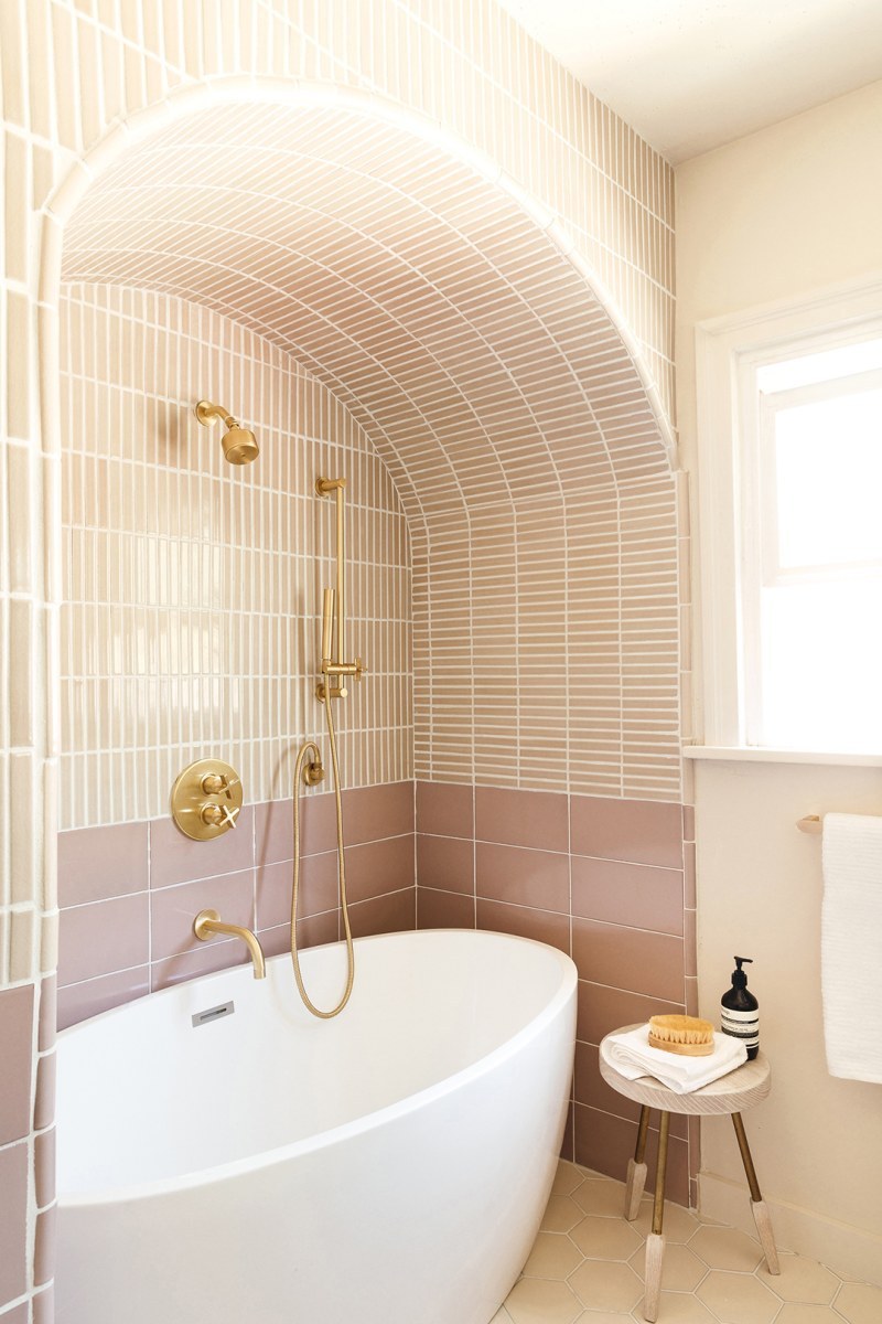 Best of 2021: Bathrooms 4 pink-bathroom-arched-ceiling-freestanding-bath-nordroom