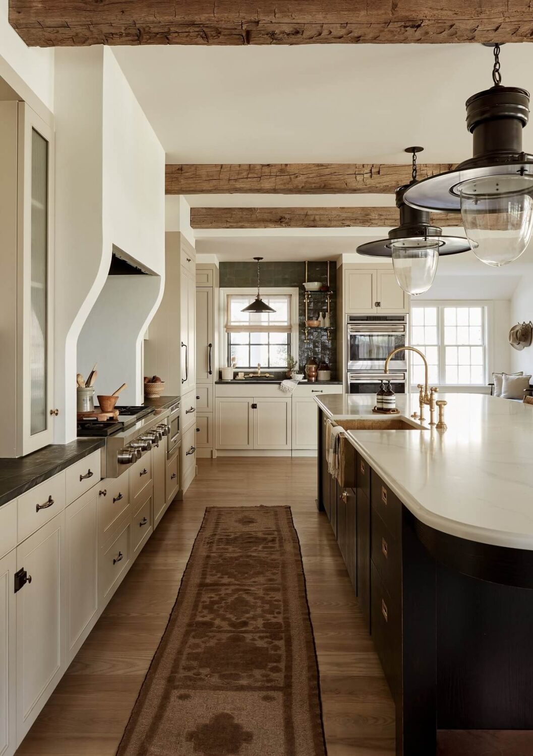 A Warm Family Home in Connecticut 3 black-white-kitchen-rounded-kitchen-island-country-house-nordroom
