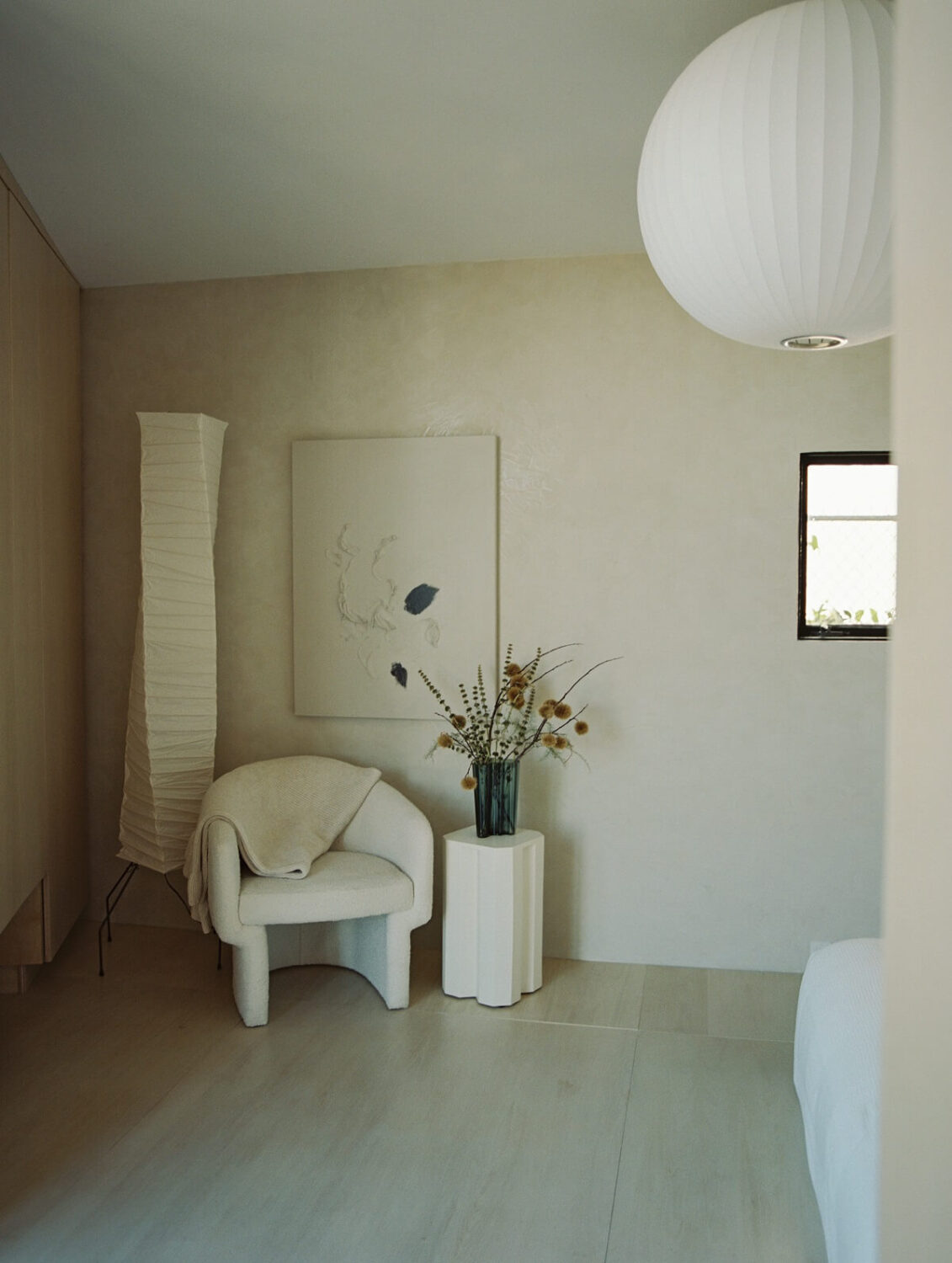 Japandi Design in a Midcentury Home in Los Angeles 18 minimalistic-serene-bedroom-los-angeles-nordroom