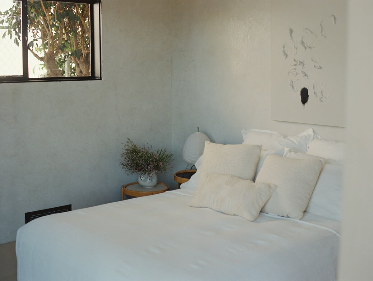 Japandi Design in a Midcentury Home in Los Angeles 19 white-bedroom-midcentury-bungalow-los-angeles-nordroom