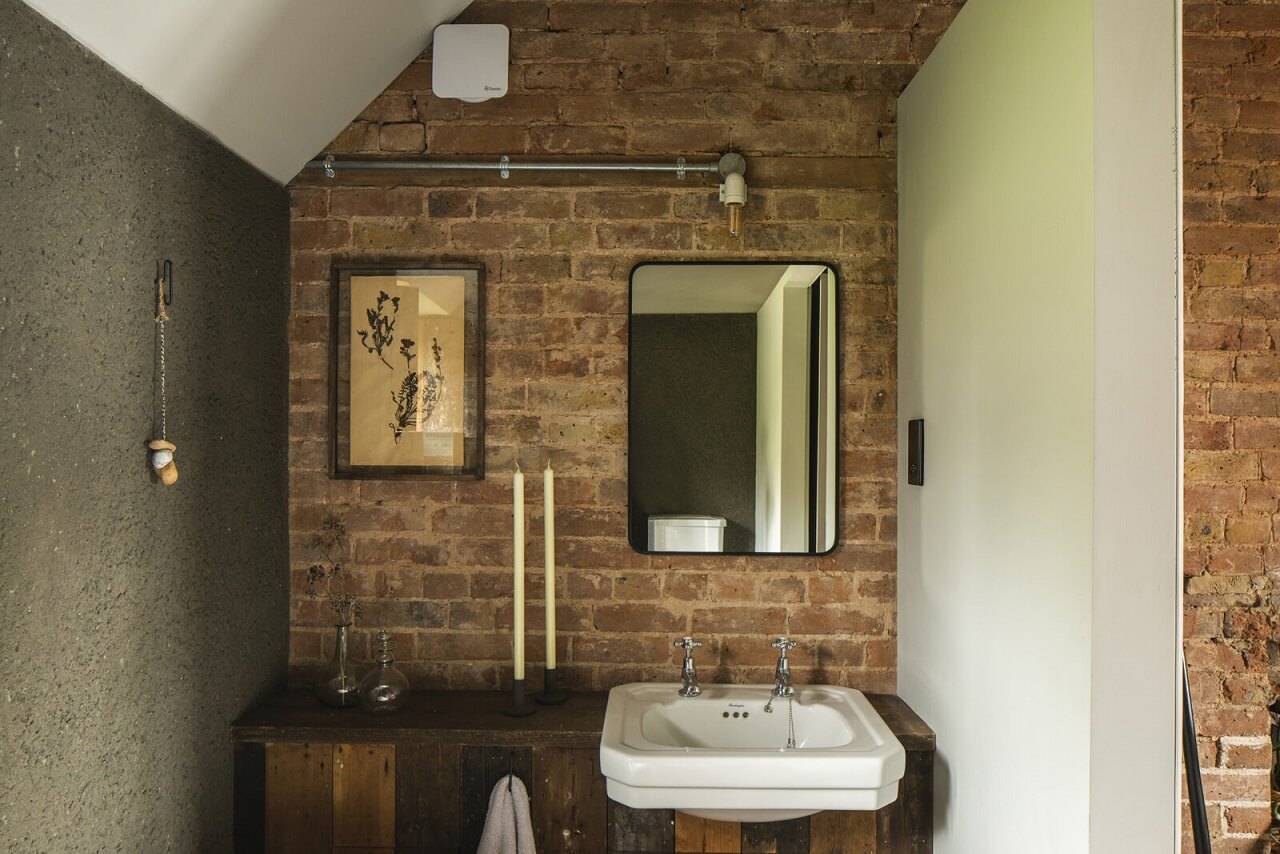 A Cozy Victorian Country House in England 14 bathroom-exposed-brick-wall-victorian-country-house-england-nordroom