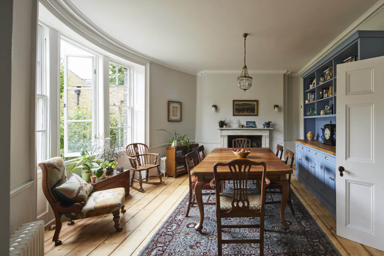 This Georgian Home in London Uses Blue as Accent Color 3 dining-room-antique-furniture-blue-built-in-cabinet-nordroom