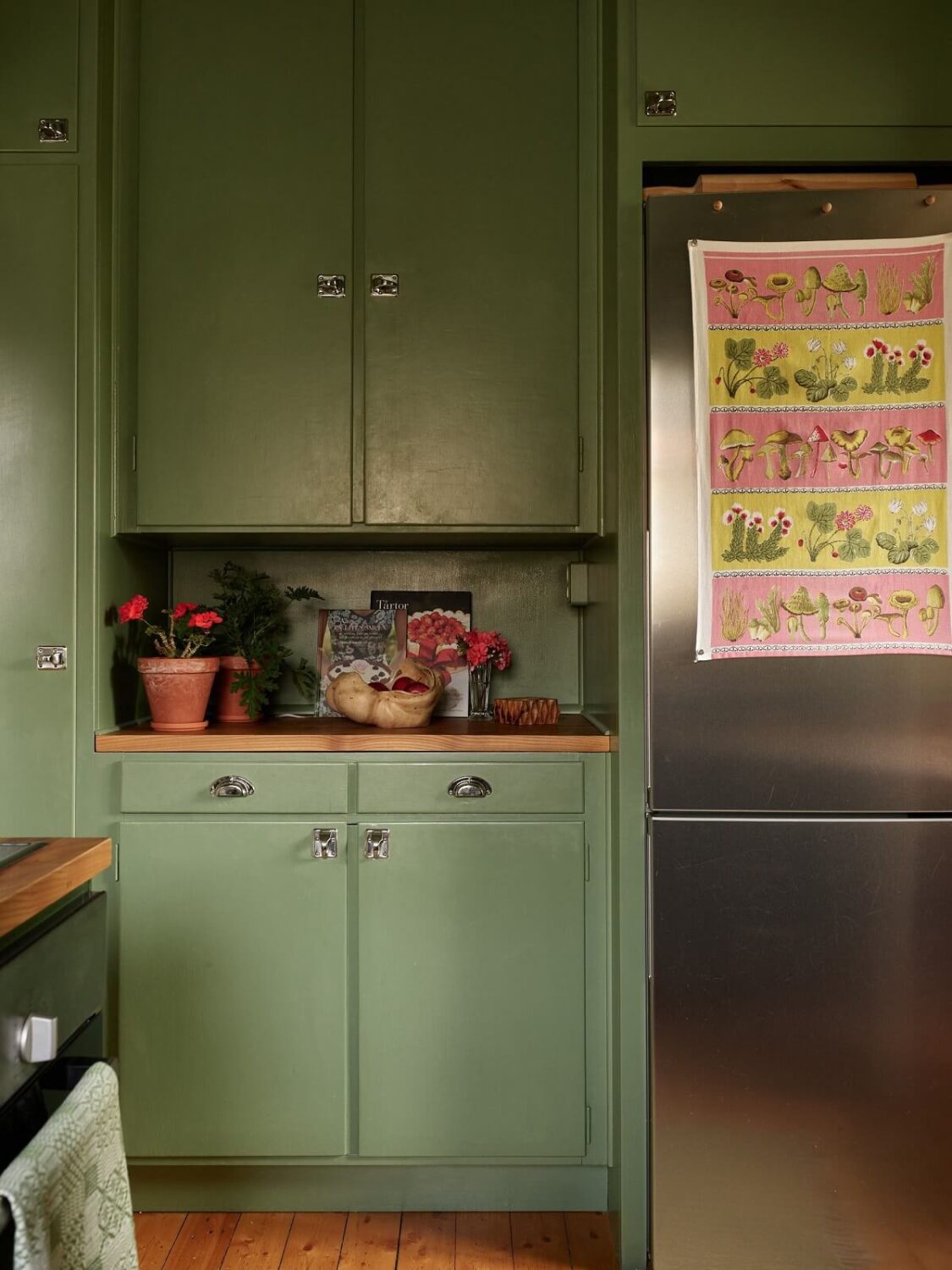 Midcentury Furniture in a Pink and Green Home 4 green-vintage-kitchen-nordroom
