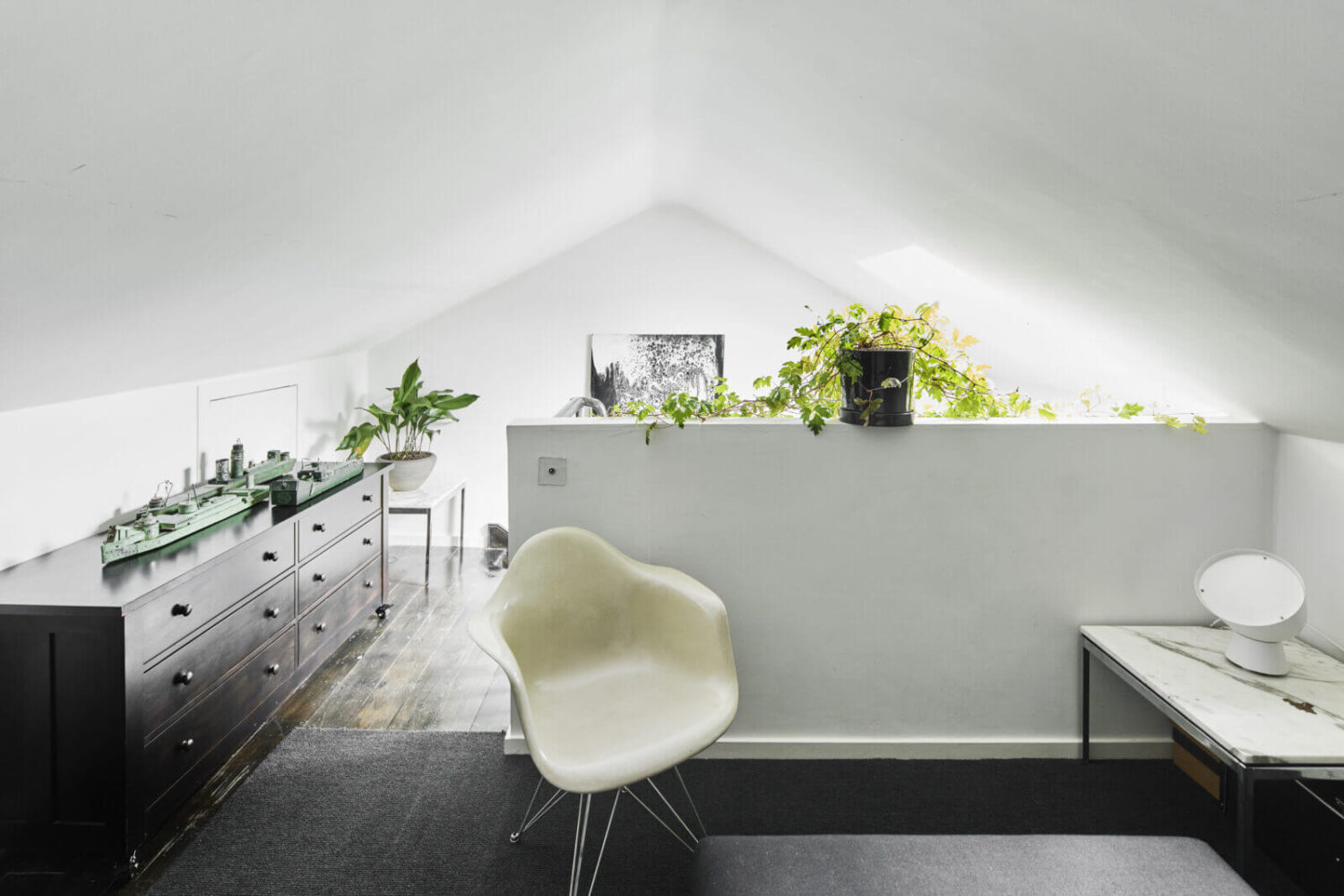 A Monochrome Victorian Townhouse in London 15 black-white-attic-room-townhouse-london-nordroom