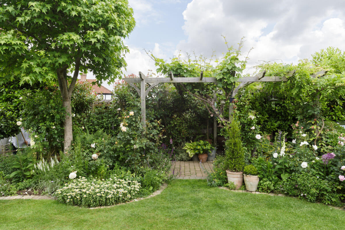 A Cozy Cottage-Style Country House with a Lovely Garden 37 garden-country-house-england-nordroom