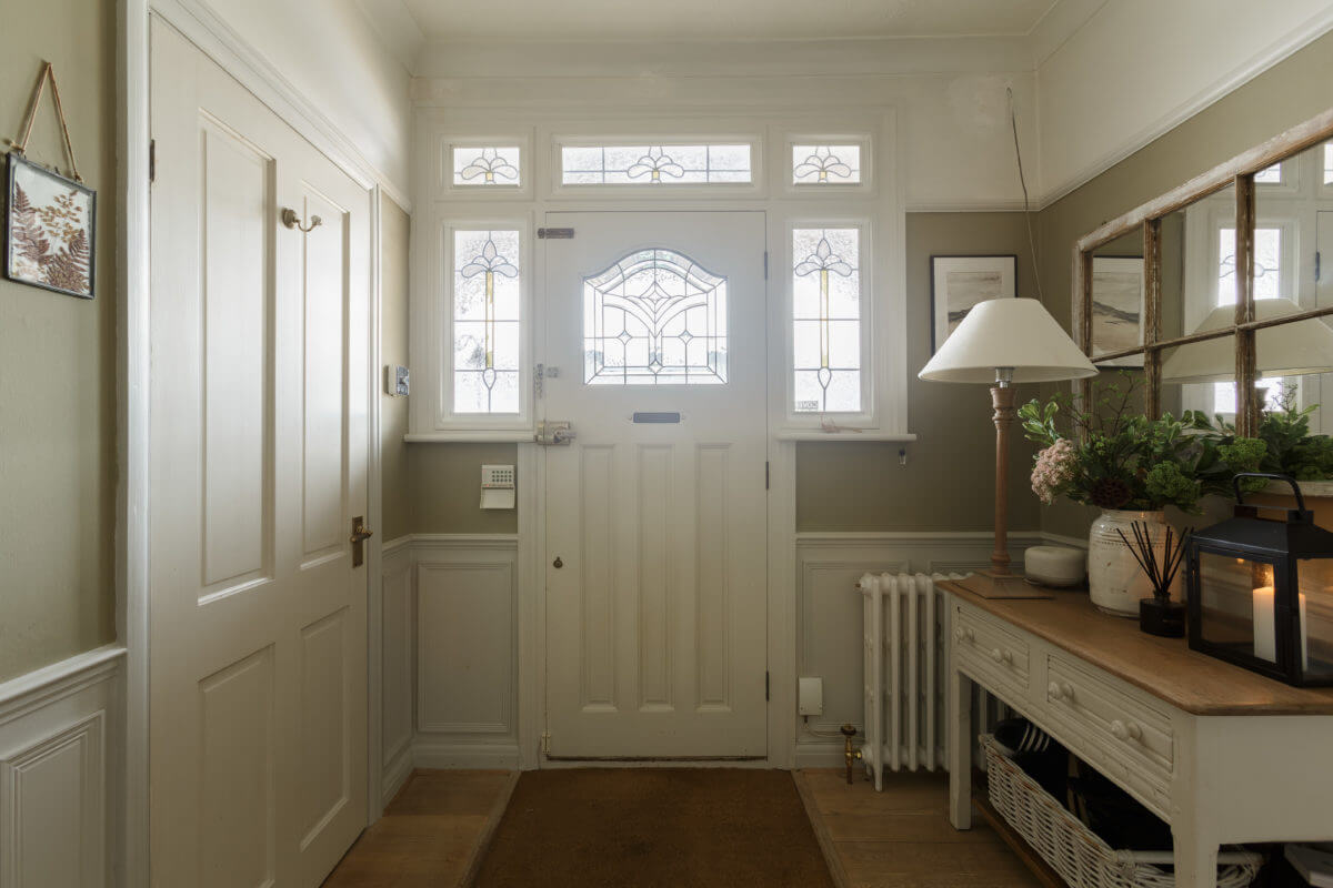A Cozy Cottage-Style Country House with a Lovely Garden 15 hallway-country-house-england-nordroom
