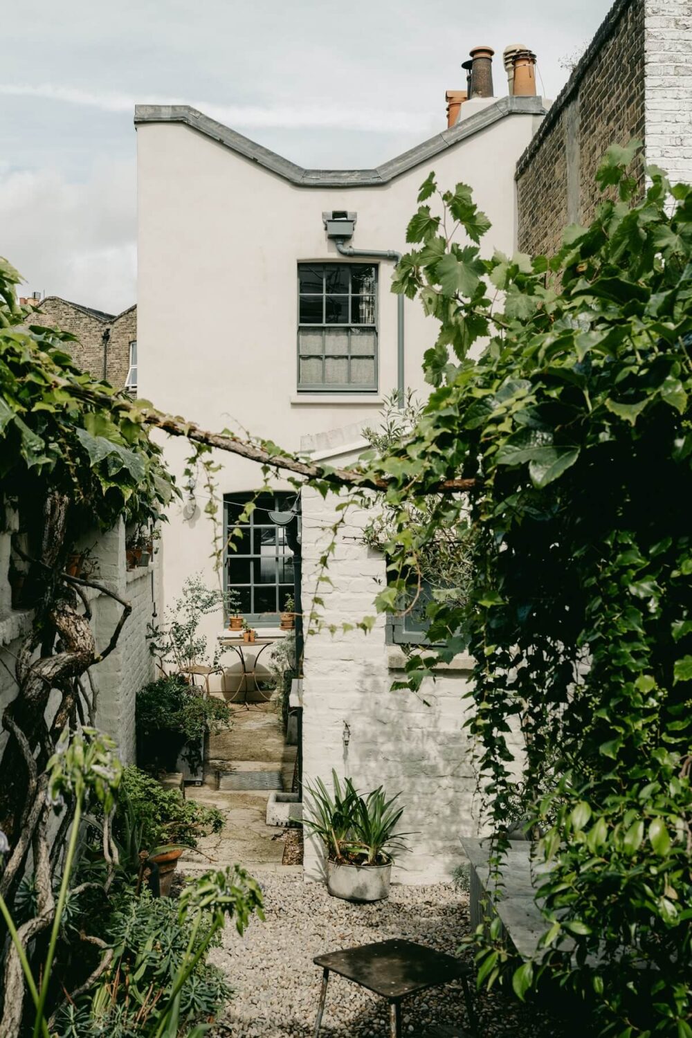 Original Features in a Regency Cottage in London 24 back-garden-greenery-facade-regency-house-london-nordroom
