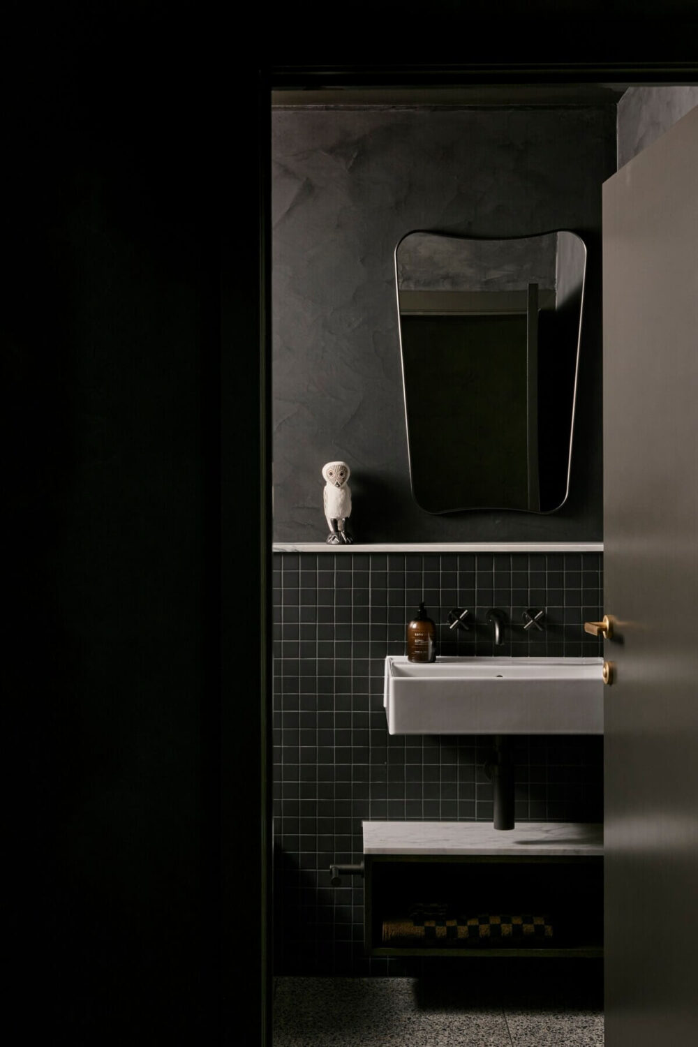The River Studio: Moody Tones and Luxury in an Australian Airbnb 10 black-bathroom-venetian-rendered-plastered-walls-airbnb-australia-nordroom