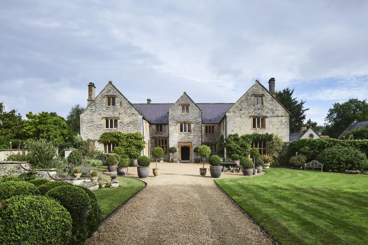 A Restored Elizabethan Manor House in England 1 driveway-exterior-elizbethan-manor-house-england-nordroom
