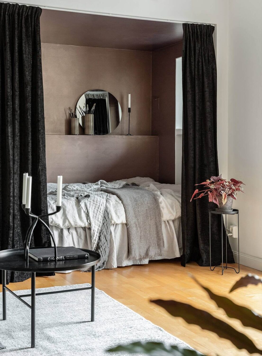 53 Studio Apartments with a Curtain Room Divider 54 living-room-bedroom-combination-bed-niche-curtains-nordroom