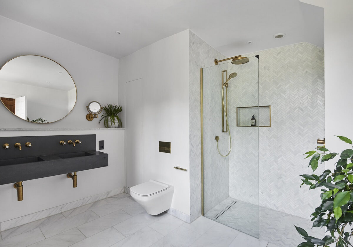 A Restored Elizabethan Manor House in England 15 modern-bathroom-round-mirror-walk-in-shower-historic-house-nordroom