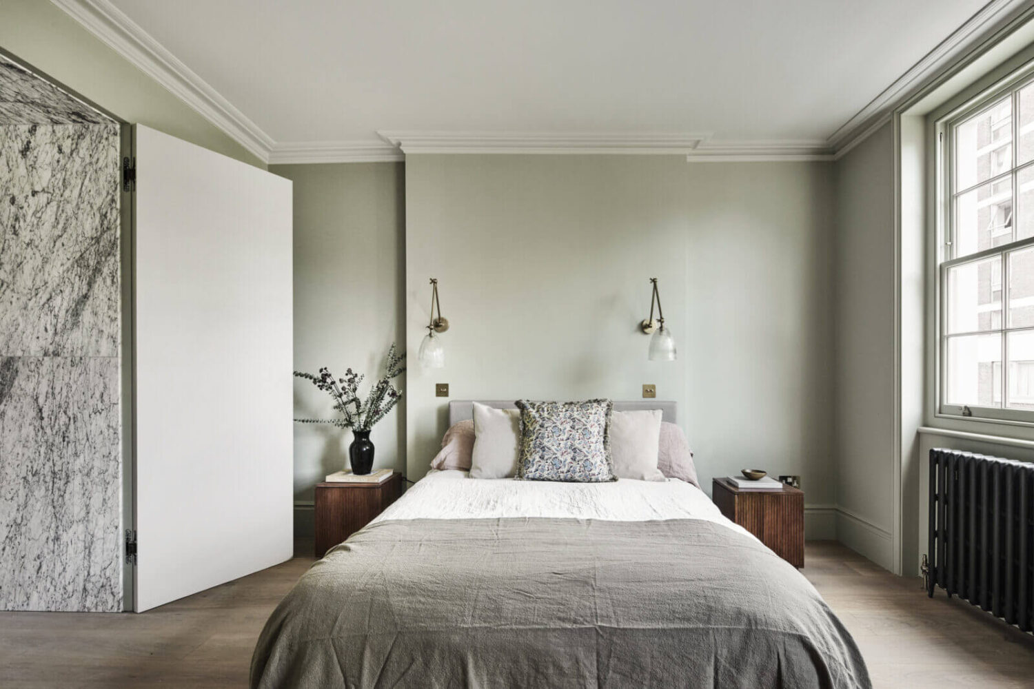 A Stylish Regency Townhouse in London 16 serene-bedroom-light-gray-walls-townhouse-london-nordroom
