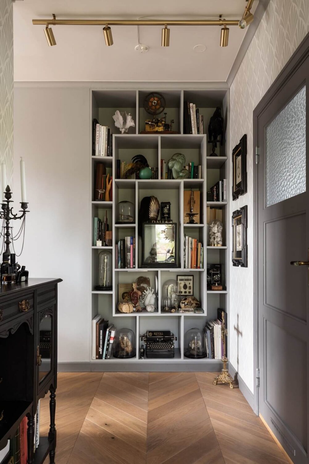 A Scandinavian Home with Purple Color Accents 17 scandinavian-apartment-bookshelves-nordroom