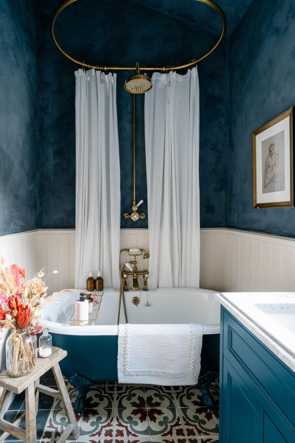 An English Barn Conversion Decorated in Green and Blue 14 bathroom-blue-clawfoot-bath-nightshade-bauwerk-wall-color-nordroom