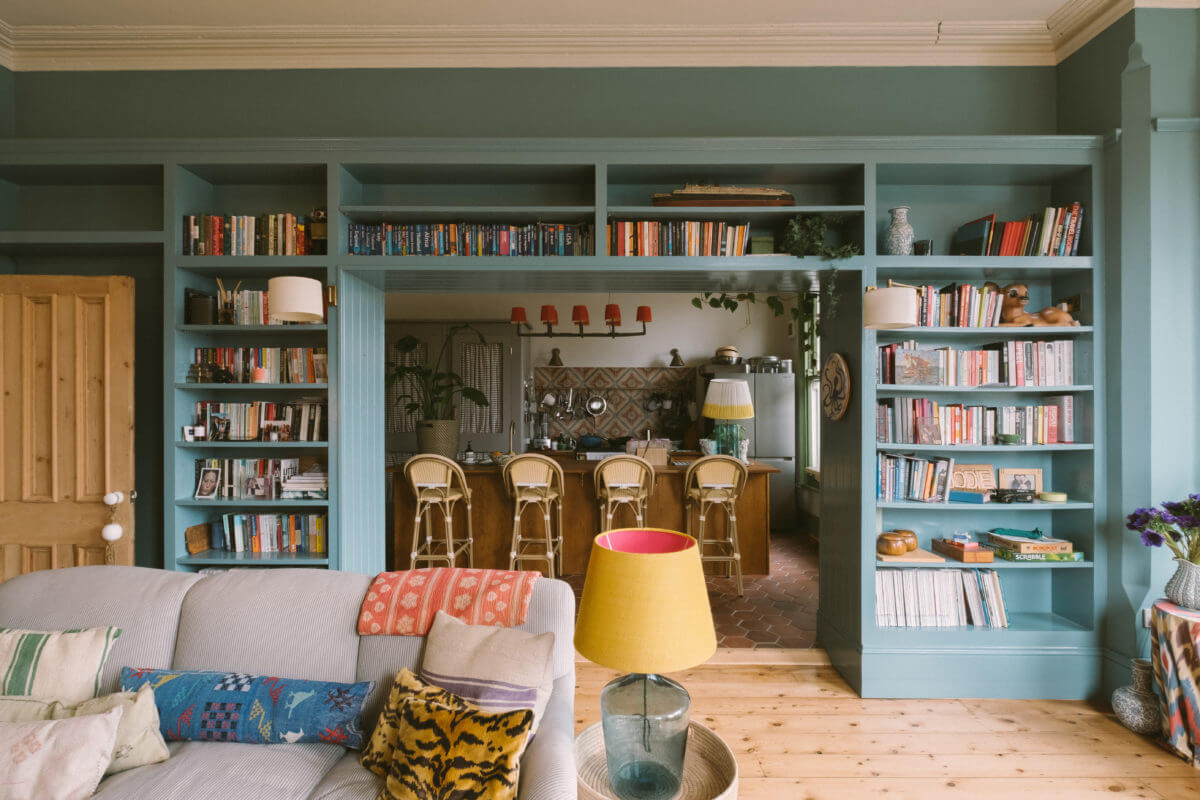 A Colorful Vintage Eclectic Home in England 1 blue-sitting-room-built-in-bookcases-vintage-eclectic-home-nordroom