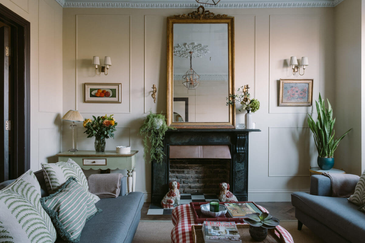 sitting-room-black-fireplace-antique-mirror-nordroom