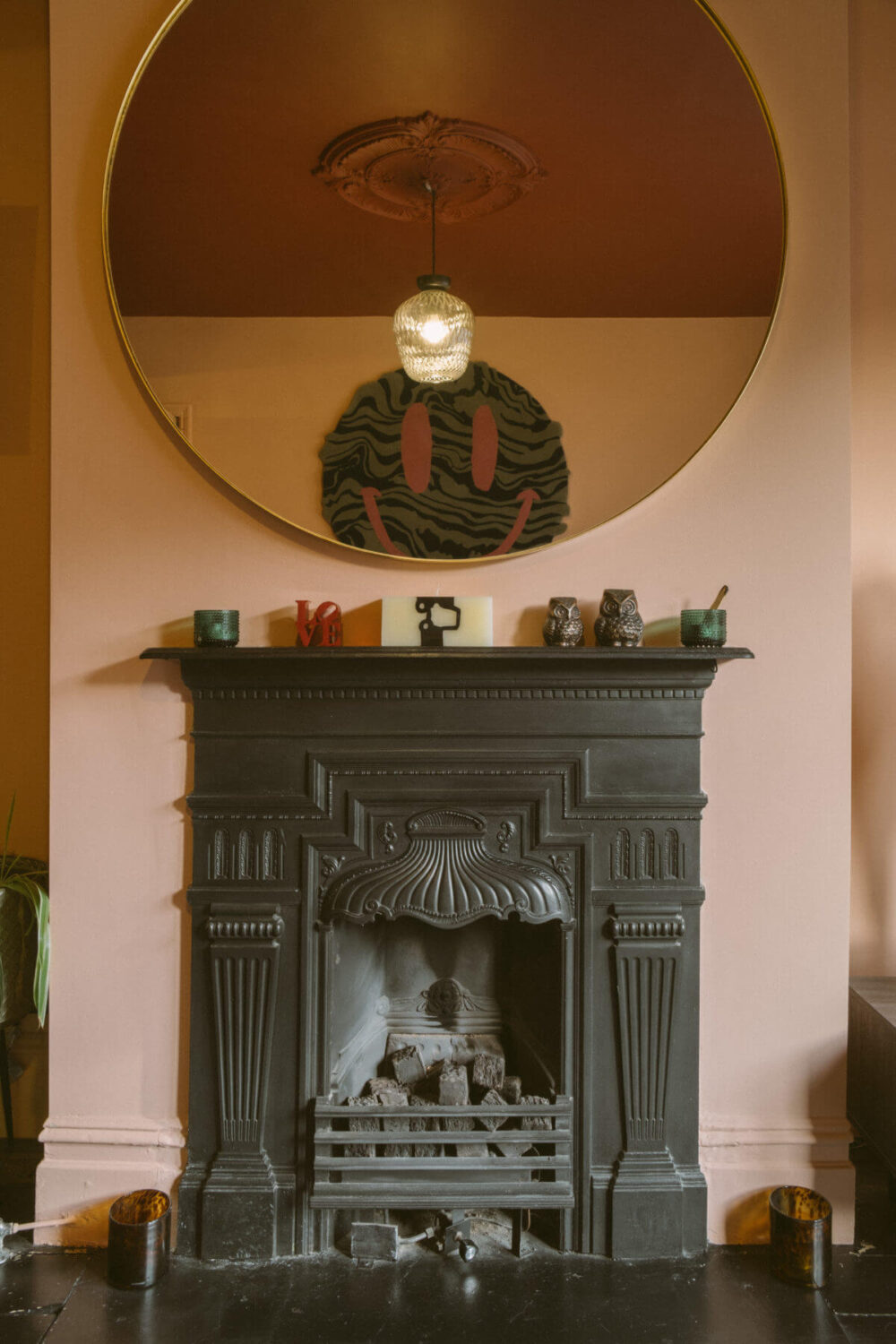 A Victorian House in London Decorated in Warm Color Tones 17 black-painted-fireplace-large-round-mirror-victorian-house-london-nordroom