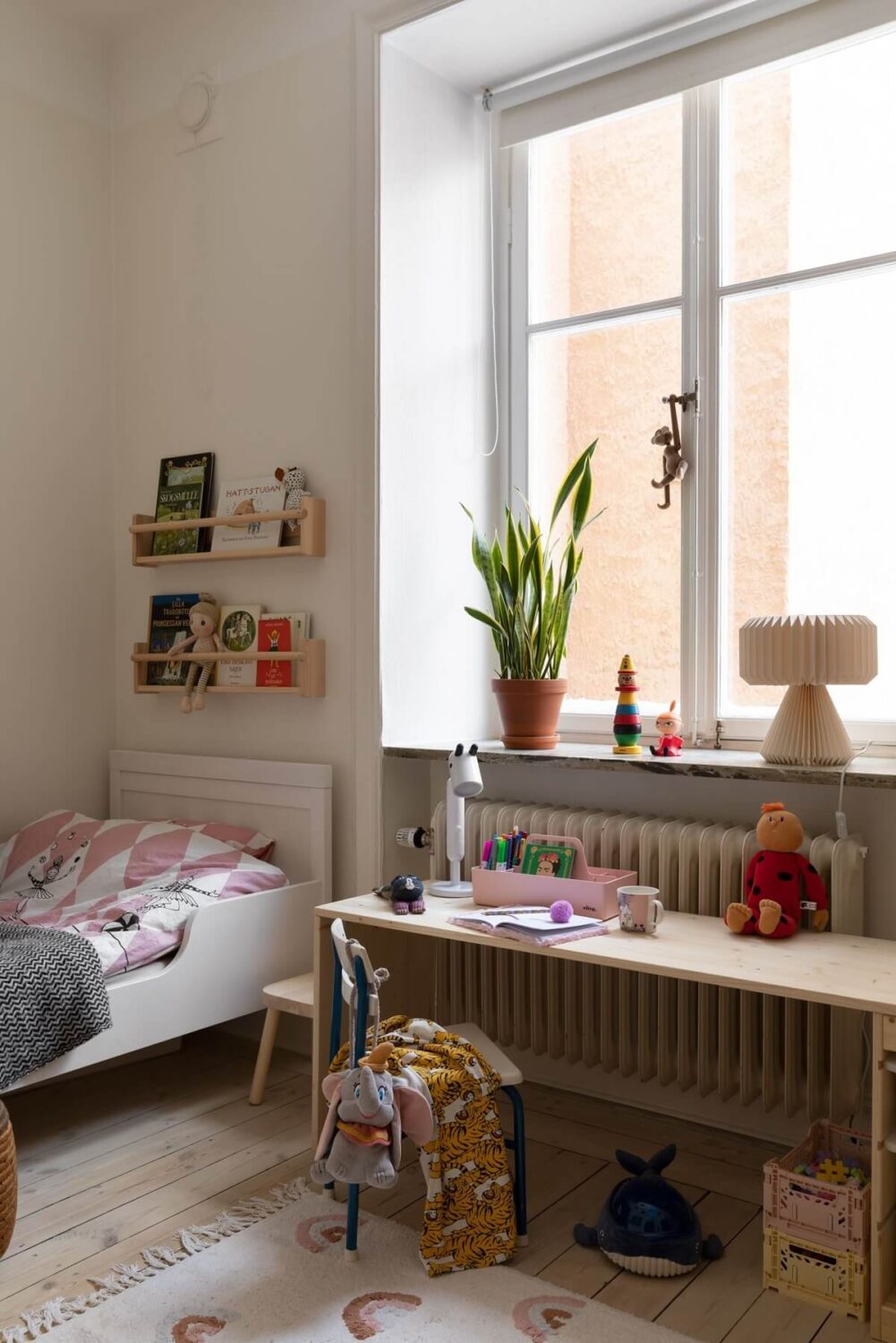 A Pink Living Room in a Scandinavian Apartment 18 kids-bedroom-small-wooden-desk-nordroom