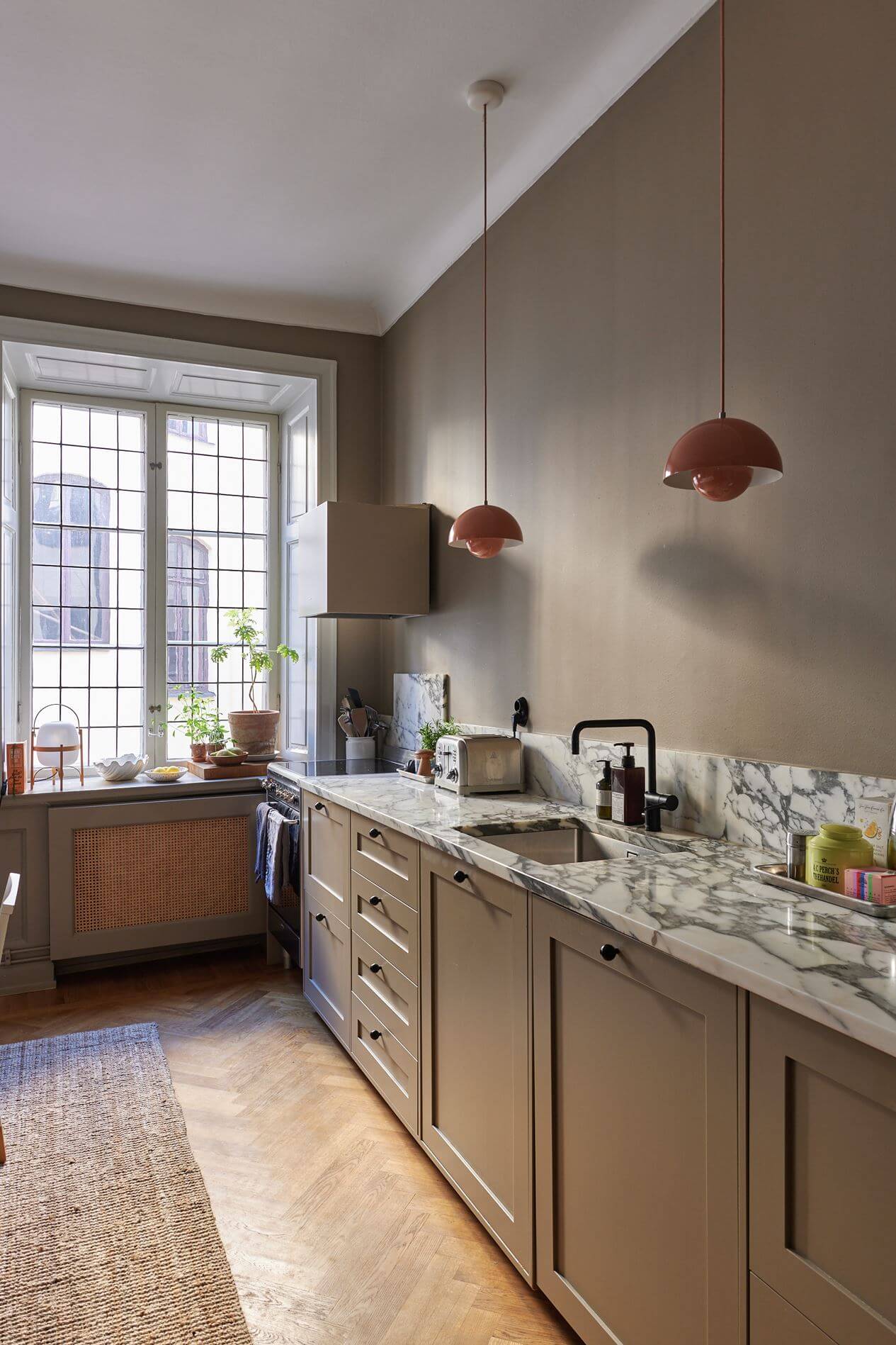 marble-worktop-kitchen-light-brown-walls-cabinets-nordroom