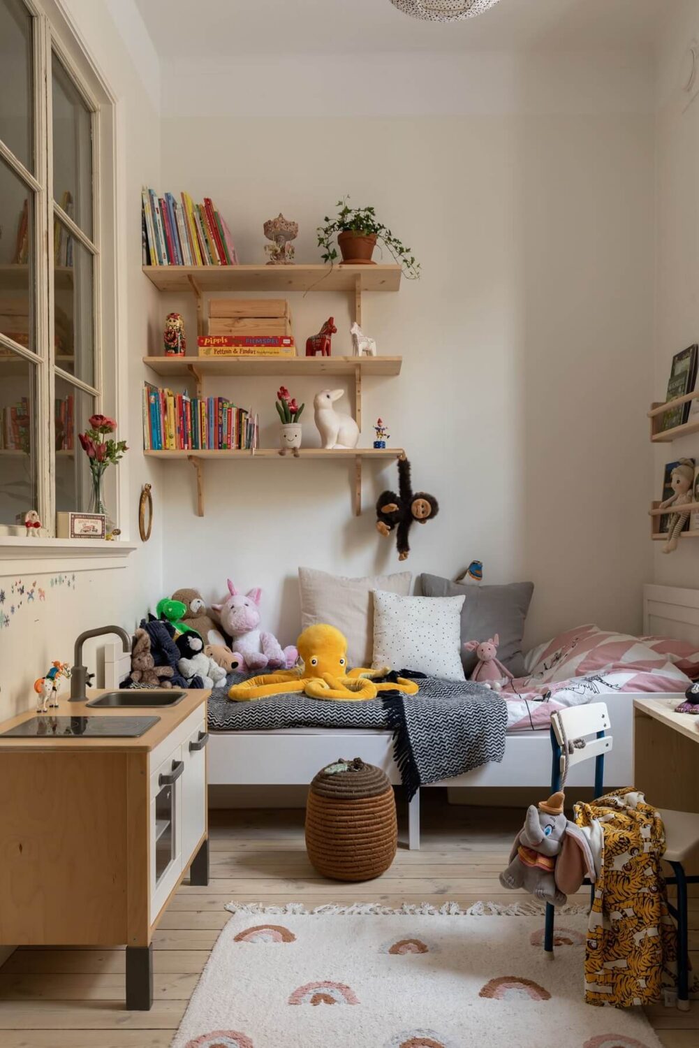 A Pink Living Room in a Scandinavian Apartment 17 small-kids-bedroom-shelves-nordroom
