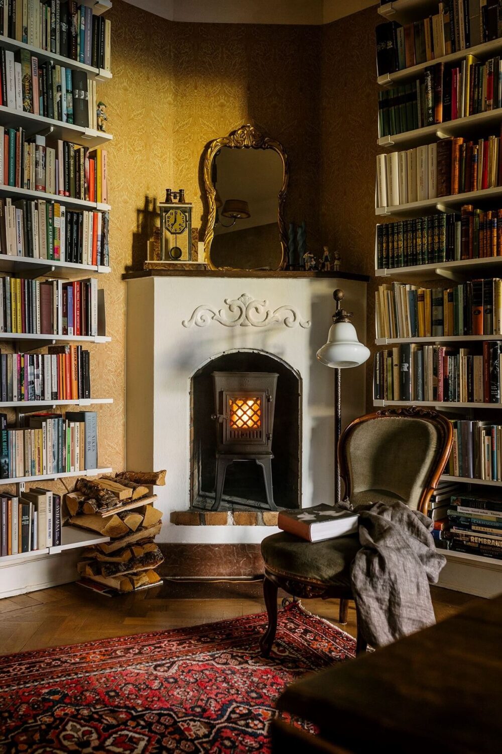 36 Home Library Ideas That Are A Book-Lover's Dream 14 vintage-reading-room-fireplace-rug-wooden-floor-bookshelves-nordroom