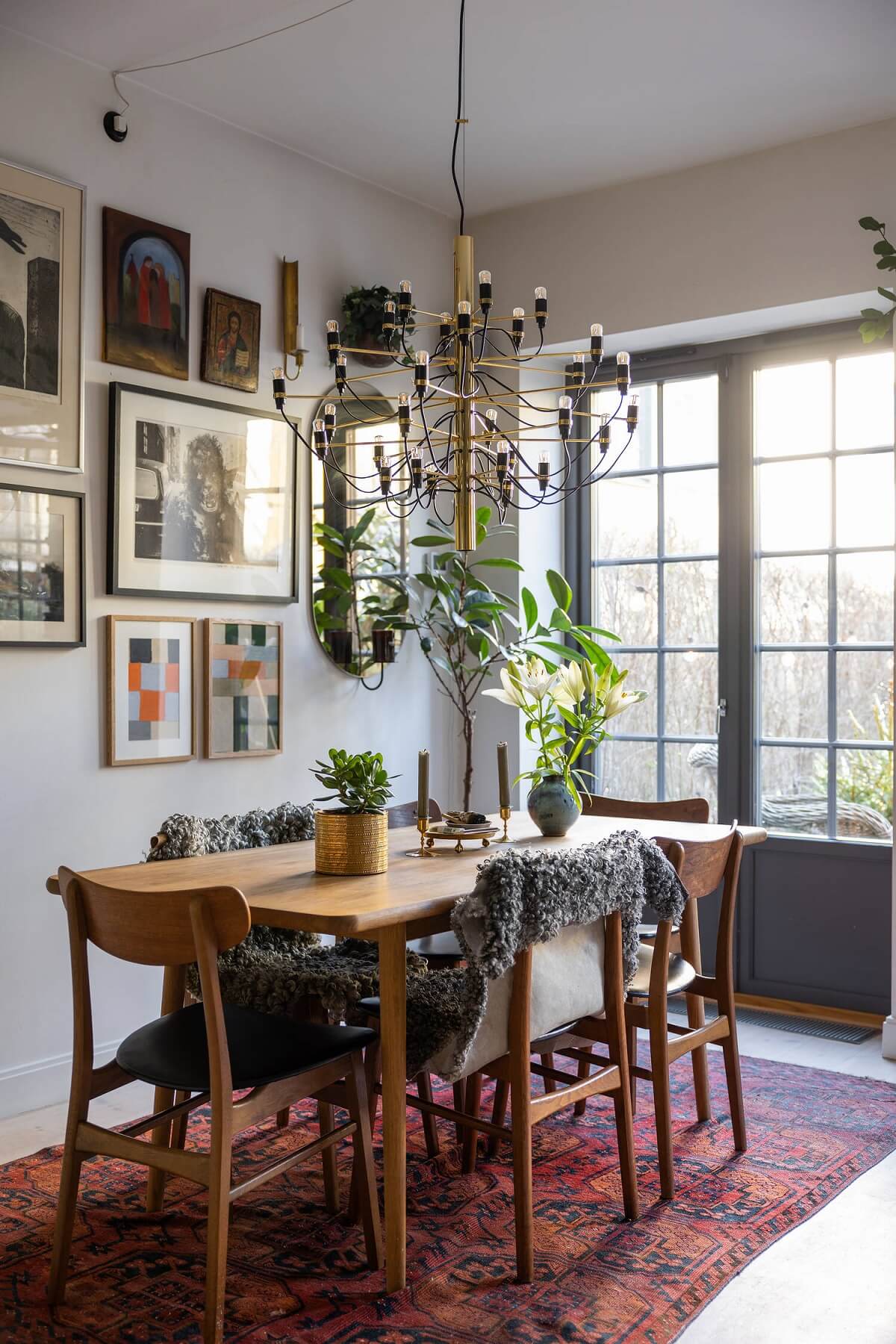 wooden-dining-table-rug-gallery-wall-nordroom