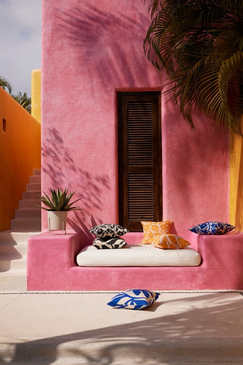 Best of 2023: Outdoor Spaces 32 hm-home-summer-collection-outdoor-seating-pink-facade-nordroom