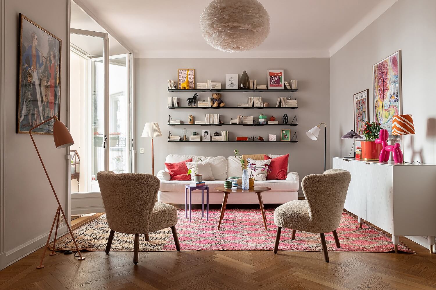A Serene Nordic Apartment with Pink Color Accents 1 scandinavian-living-room-gray-walls-pink-rug-shelves-nordroom
