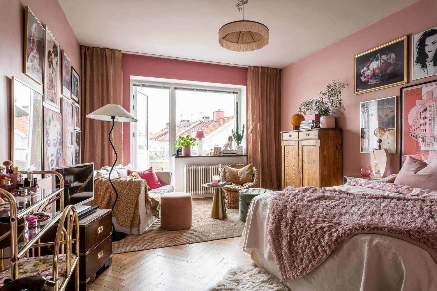 A Pink Studio Apartment with a Midcentury Kitchen 1 scandinavian-studio-apartment-pink-walls-nordroom