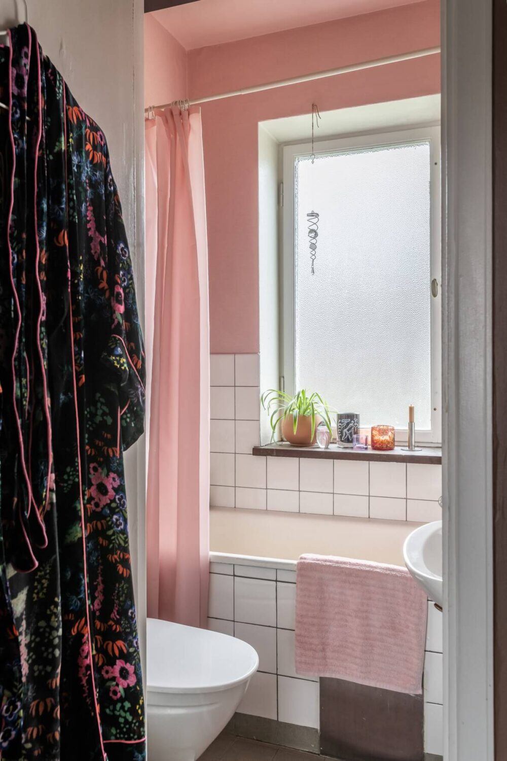 A Pink Studio Apartment with a Midcentury Kitchen 18 small-bathroom-white-tiles-pink-walls-nordroom