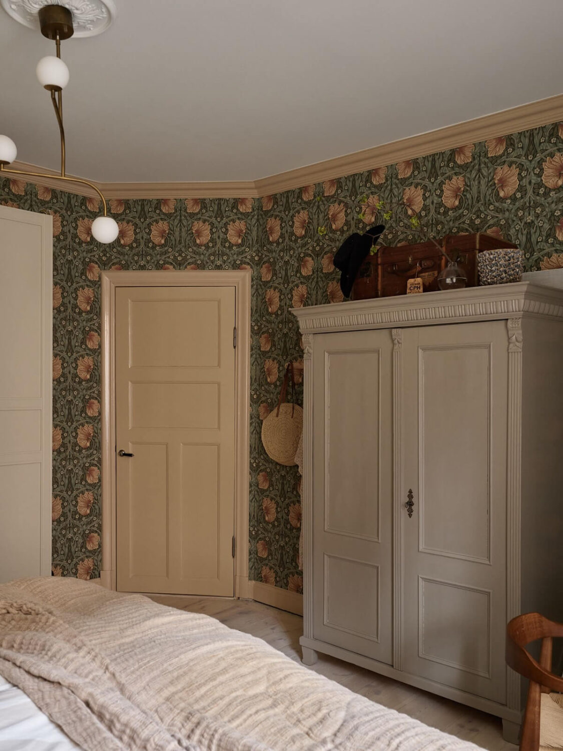 Warm Muted Colors in a Stockholm Apartment 16 green-william-morris-wallpaper-beige-apartment-nordroom