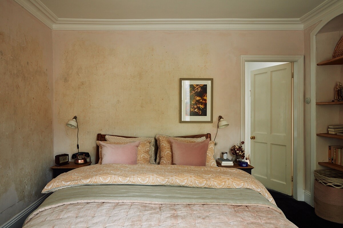 An English Cottage with a Perfect Kitchen 19 bedroom-plaster-walls-built-in-shelves-pink-bedding-nordroom