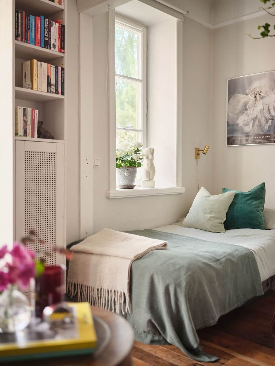 A Small Studio with a French Style Sitting Area 6 studio-apartment-bed-niche-nordroom