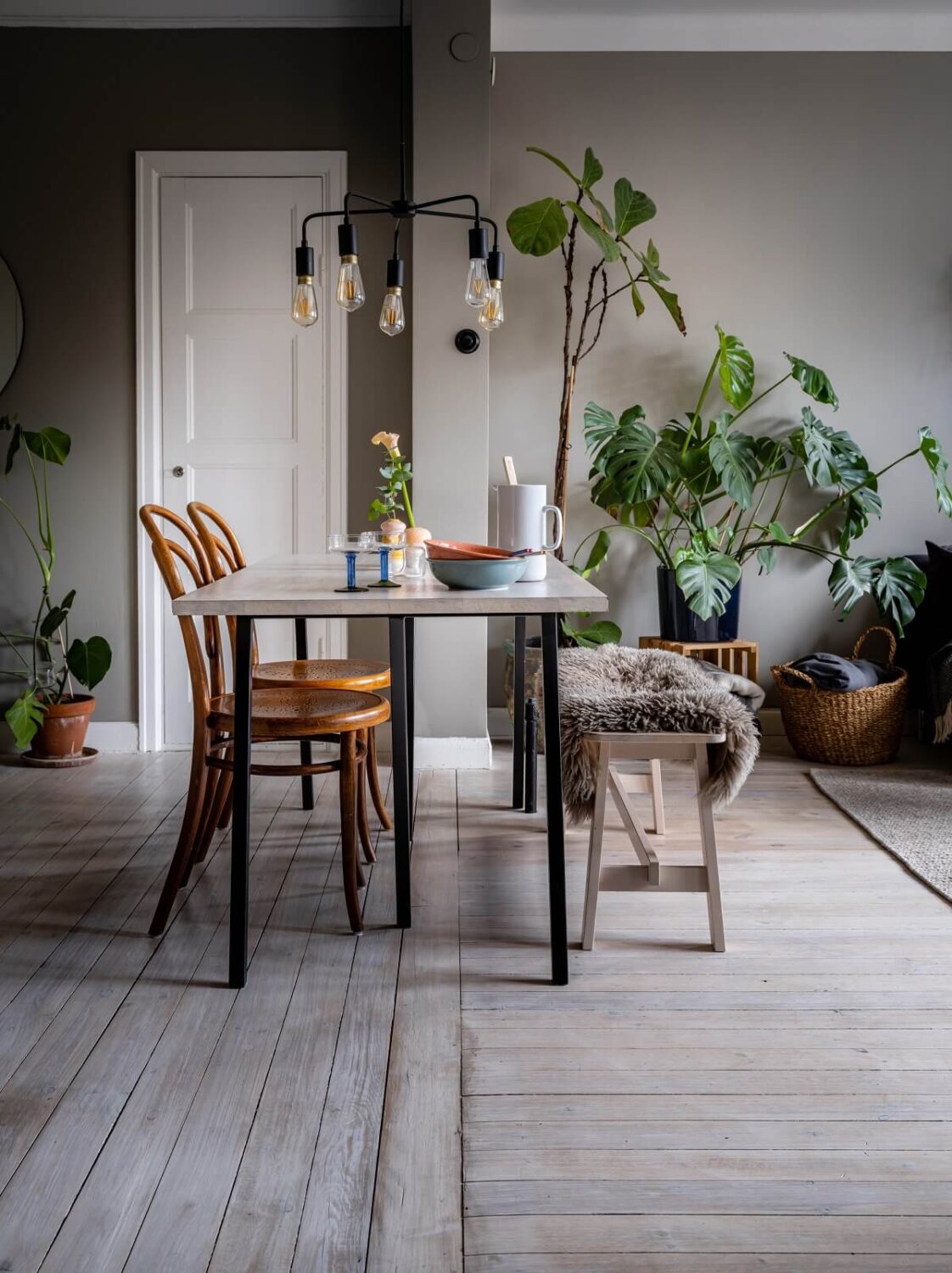 A Gray Nordic Apartment with a Terracotta Bedroom 2 dining-table-small-gray-scandinavian-apartment-nordroom