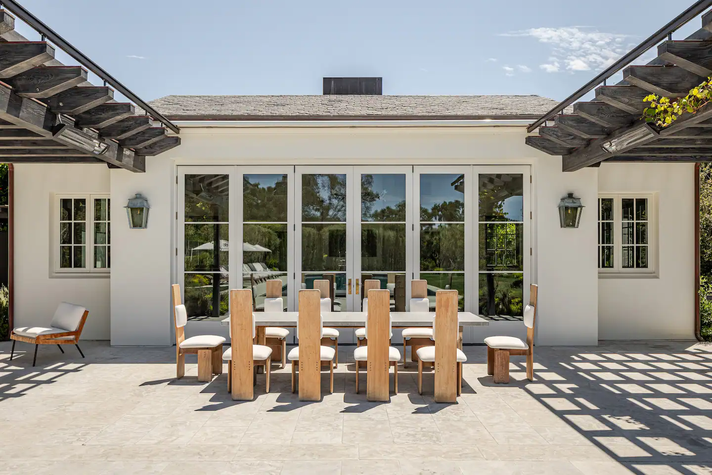 Gwyneth Paltrow's Serene Guesthouse in Montecito 17 garden-dining-space-gwyneth-paltrow-nordroom